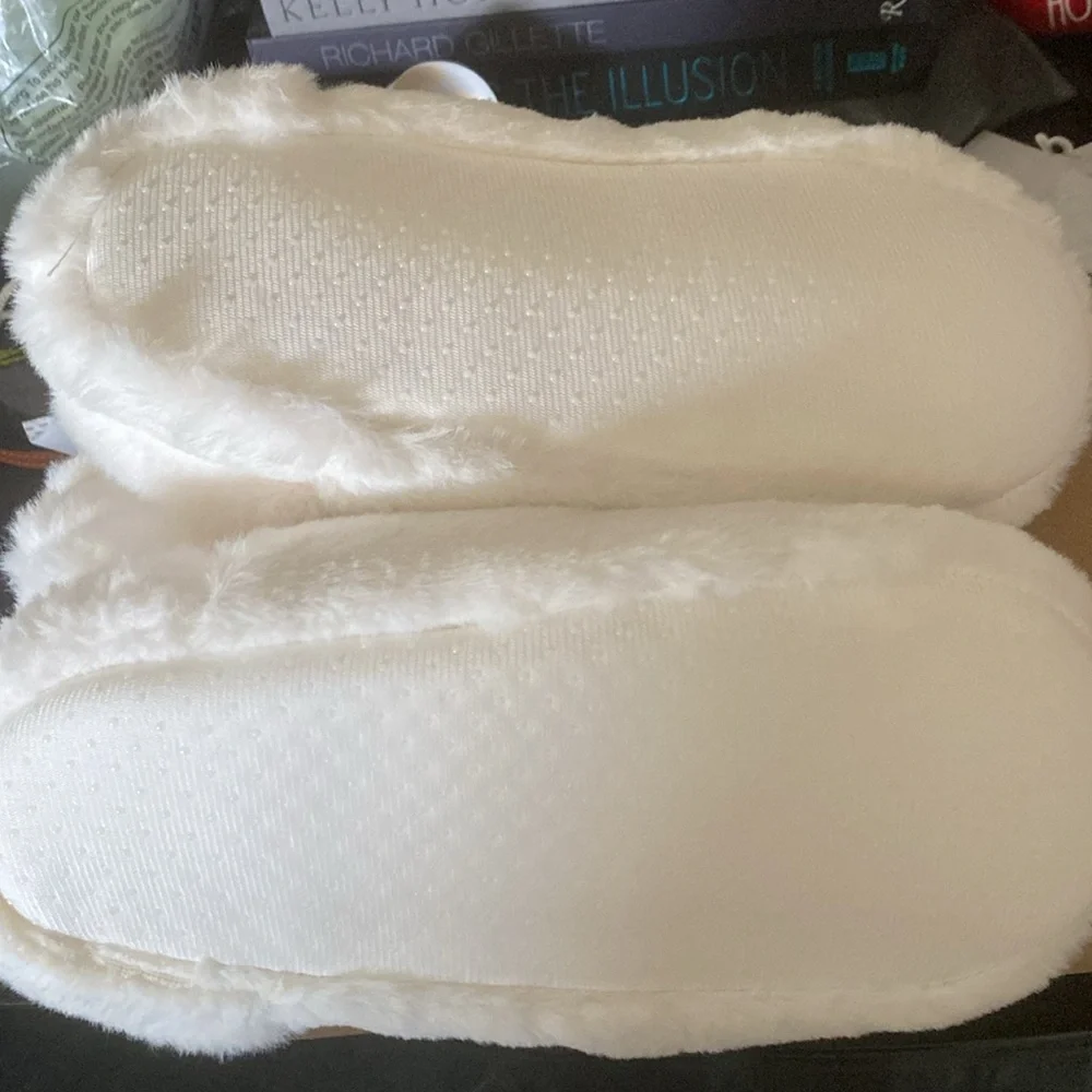 NWT Auden White Cream Plush Slippers - Picture 4 of 6
